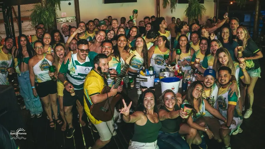 Turma inteira reunida para a foto no fim de uma noite de samba na arena